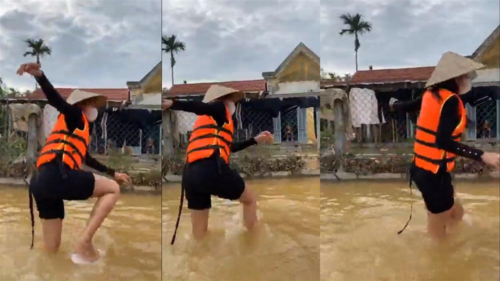 Thủy Tiên tự tay đẩy ghe vào vùng ngập lụt, tiết lộ lý do livestream phát đồ tiếp tế cho người dân-4