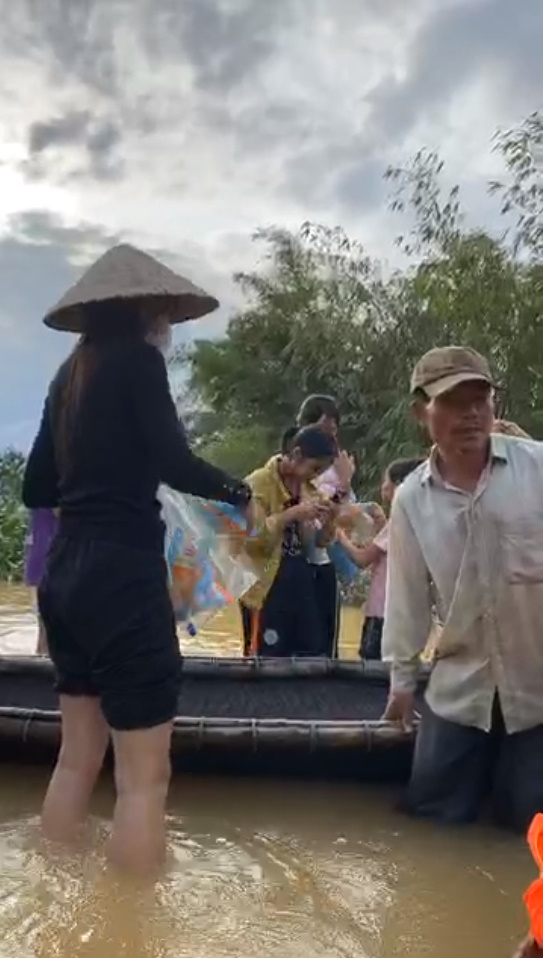 Thủy Tiên tự tay đẩy ghe vào vùng ngập lụt, tiết lộ lý do livestream phát đồ tiếp tế cho người dân-5