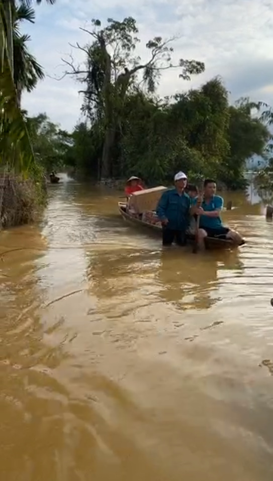 Thủy Tiên tự tay đẩy ghe vào vùng ngập lụt, tiết lộ lý do livestream phát đồ tiếp tế cho người dân-6
