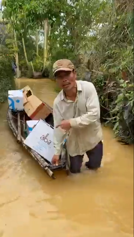 Thủy Tiên tự tay đẩy ghe vào vùng ngập lụt, tiết lộ lý do livestream phát đồ tiếp tế cho người dân-7