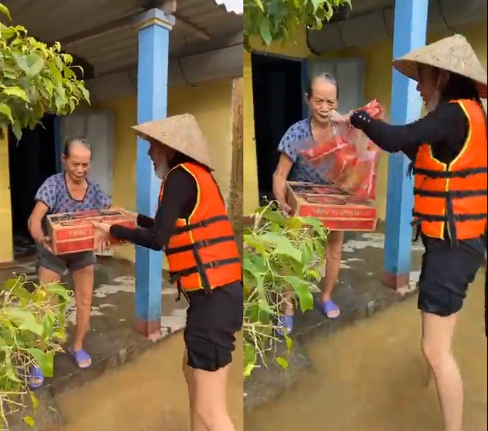 Thủy Tiên tự tay đẩy ghe vào vùng ngập lụt, tiết lộ lý do livestream phát đồ tiếp tế cho người dân-8