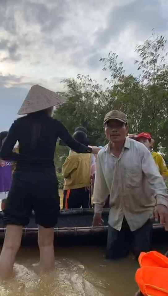 Thủy Tiên tự tay đẩy ghe vào vùng ngập lụt, tiết lộ lý do livestream phát đồ tiếp tế cho người dân-9