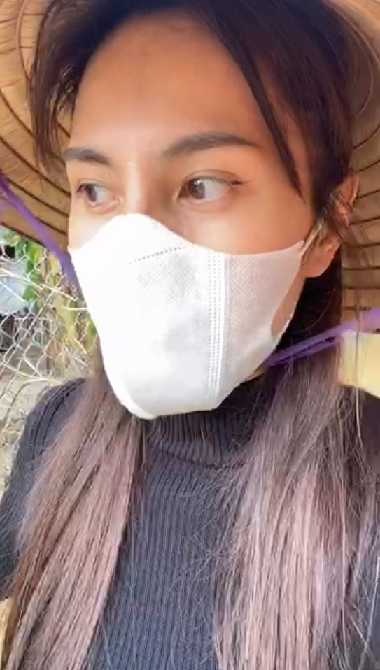 Thủy Tiên tự tay đẩy ghe vào vùng ngập lụt, tiết lộ lý do livestream phát đồ tiếp tế cho người dân-11