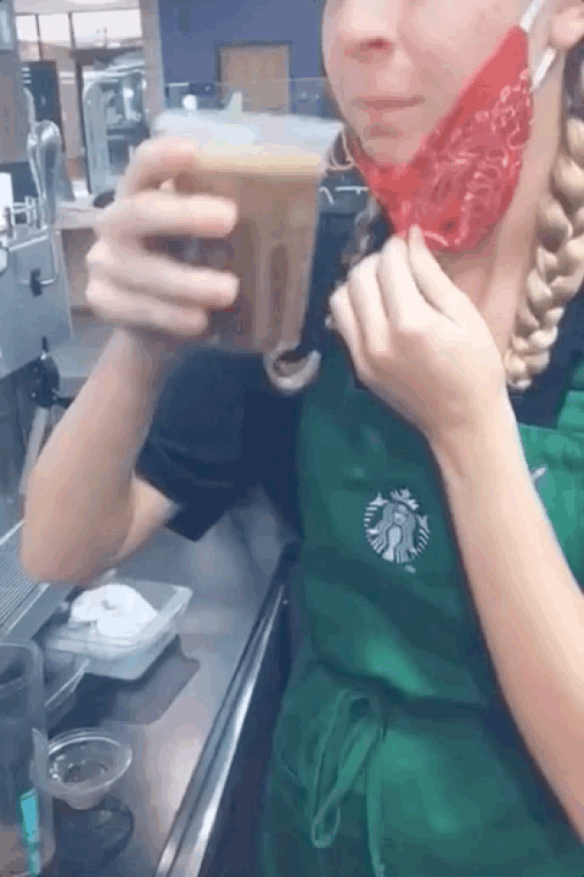 Hoang mang về clip nhân viên Starbucks nhổ lại đồ uống vào ly của khách sau khi nếm thử-3