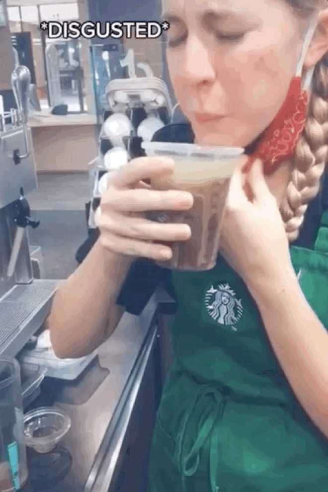 Hoang mang về clip nhân viên Starbucks nhổ lại đồ uống vào ly của khách sau khi nếm thử-4