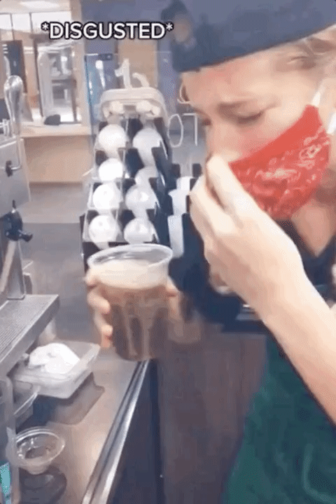 Hoang mang về clip nhân viên Starbucks nhổ lại đồ uống vào ly của khách sau khi nếm thử-5