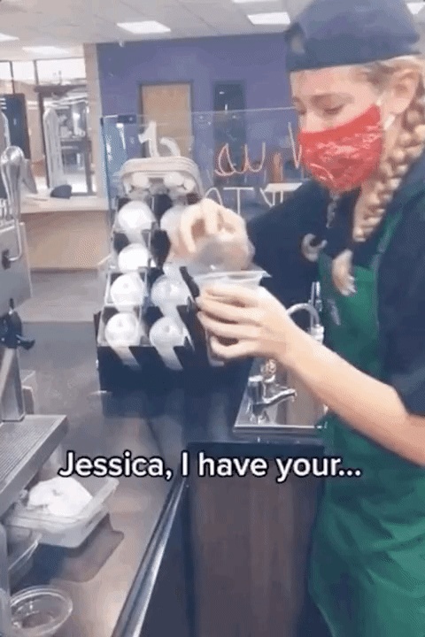 Hoang mang về clip nhân viên Starbucks nhổ lại đồ uống vào ly của khách sau khi nếm thử-6