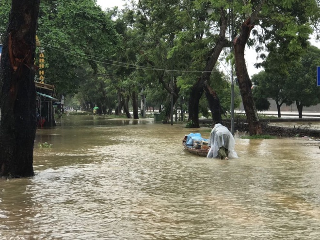 Hiệu trưởng ĐH Nông Lâm Huế mang đồ ăn cho sinh viên giữa mưa lũ-2