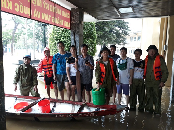 Hiệu trưởng ĐH Nông Lâm Huế mang đồ ăn cho sinh viên giữa mưa lũ-3