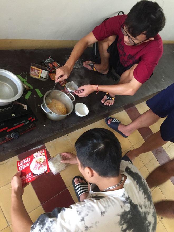 Hiệu trưởng ĐH Nông Lâm Huế mang đồ ăn cho sinh viên giữa mưa lũ-4