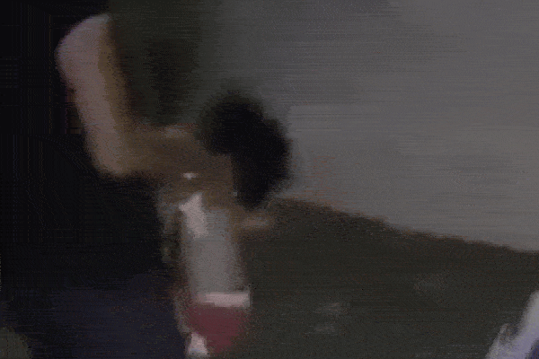 Đoạn clip gã đàn ông đánh đập cô gái bò lồm cồm giữa đường gây bão MXH, bất ngờ nhất là phản ứng của các nhân chứng-3