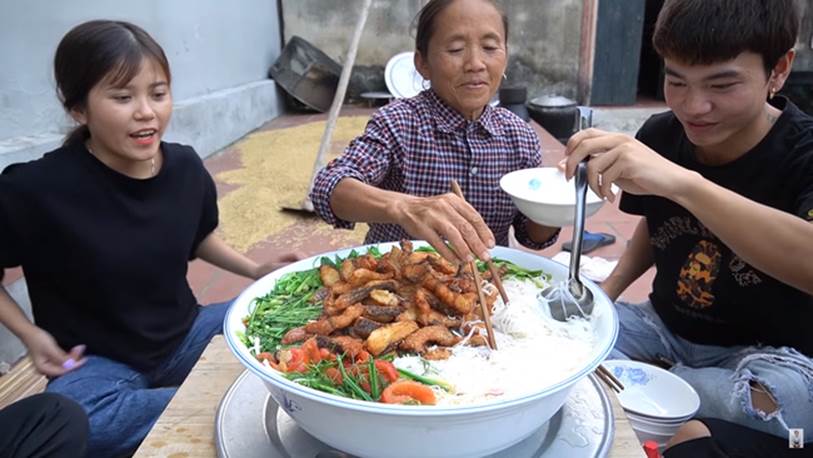Bà Tân Vlog tái xuất với bát bún cá siêu to khổng lồ, đánh bay tin đồn nghỉ làm video sau lùm xùm của con trai-1