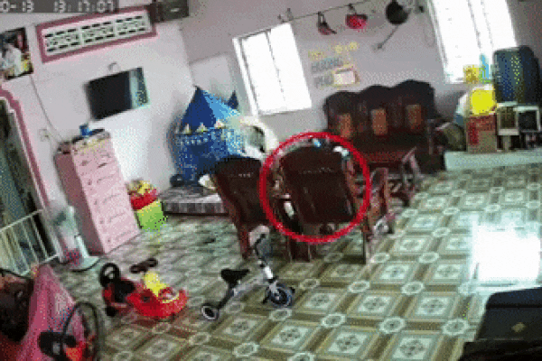 CLIP: Húc vỡ bộ bàn ghế đá, người phụ nữ lập tức đứng dậy khiến tất cả bất ngờ-2