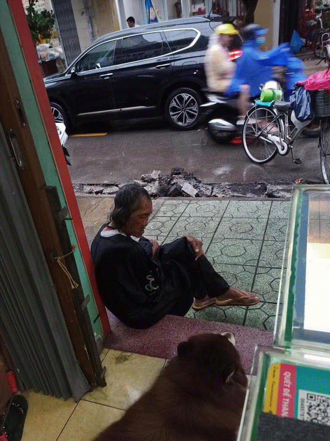 Ông cụ say xỉn ngày nào cũng dừng xe đạp trước cửa nhà người lạ để ghé thăm hai người bạn đặc biệt, có hôm còn đội mưa đem bánh đến tâm sự khiến nhiều người ngỡ ngàng-1