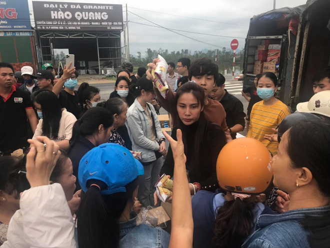 Thuỷ Tiên đã kêu gọi được 22 tỷ đồng sau 2 ngày, cảnh thân mảnh mai lội nước cứu trợ bà con miền Trung gây xúc động!-9