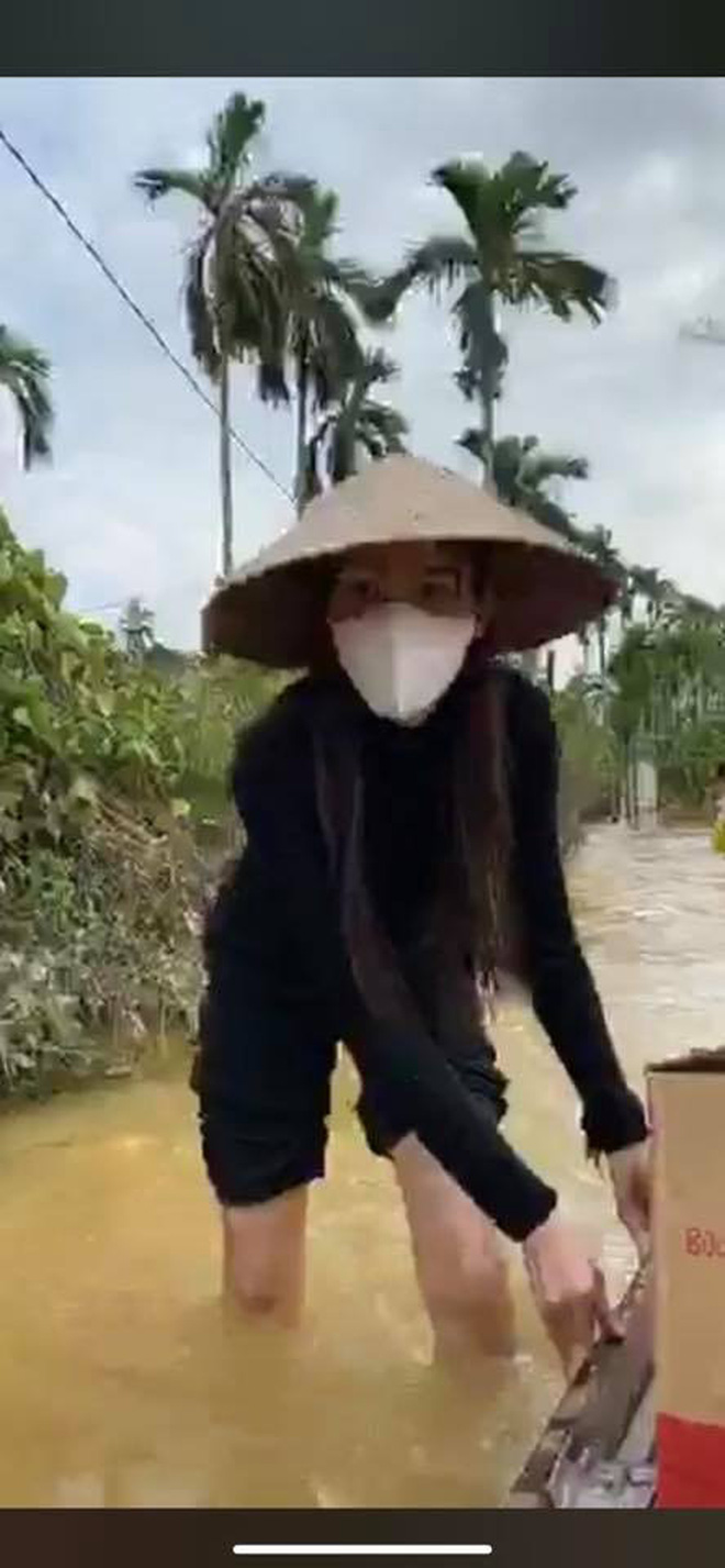 Thuỷ Tiên đã kêu gọi được 22 tỷ đồng sau 2 ngày, cảnh thân mảnh mai lội nước cứu trợ bà con miền Trung gây xúc động!-4