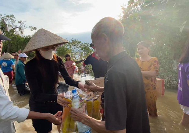 Thuỷ Tiên đã kêu gọi được 22 tỷ đồng sau 2 ngày, cảnh thân mảnh mai lội nước cứu trợ bà con miền Trung gây xúc động!-2