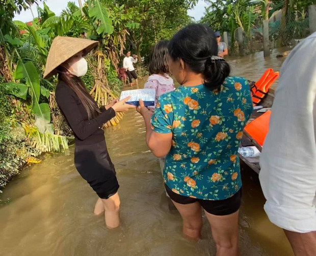 Thuỷ Tiên đã kêu gọi được 22 tỷ đồng sau 2 ngày, cảnh thân mảnh mai lội nước cứu trợ bà con miền Trung gây xúc động!-5