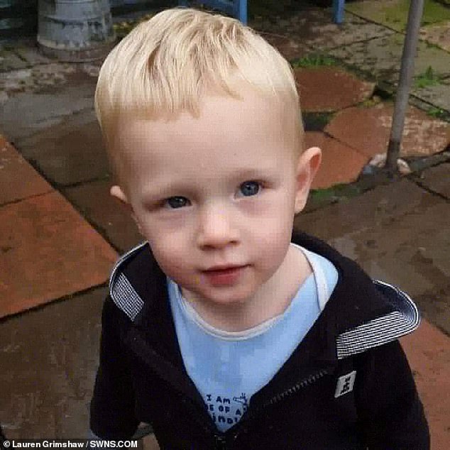 Nhảy trên ghế sofa rồi vô tình bị vướng cổ vào dây rèm cửa sổ, bé trai 2 tuổi tử vong-2