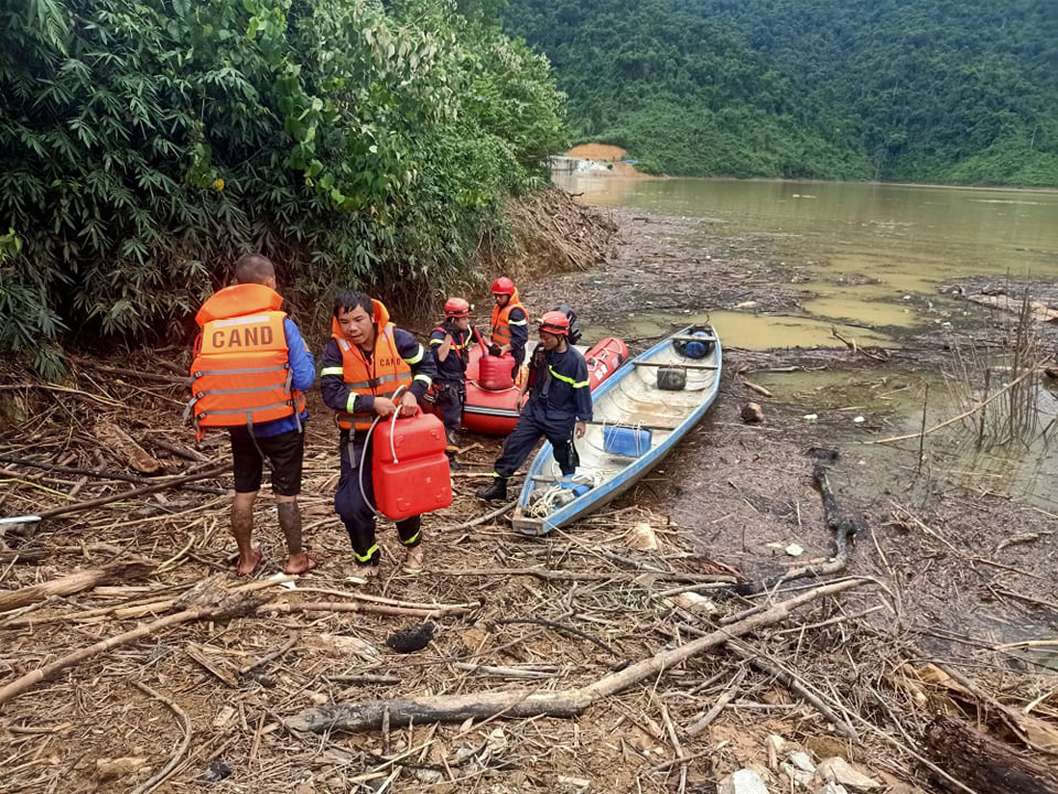 CẬN CẢNH: Kinh hoàng hiện trường sạt lở đất vùi lấp nhà điều hành Thủy điện Rào Trăng 3-1