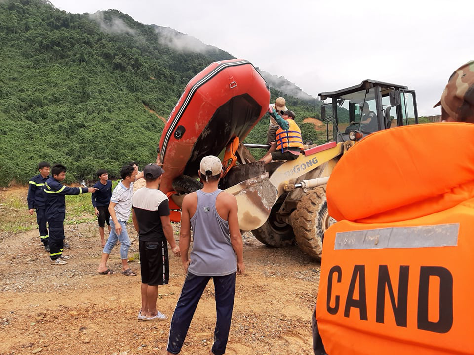 CẬN CẢNH: Kinh hoàng hiện trường sạt lở đất vùi lấp nhà điều hành Thủy điện Rào Trăng 3-4