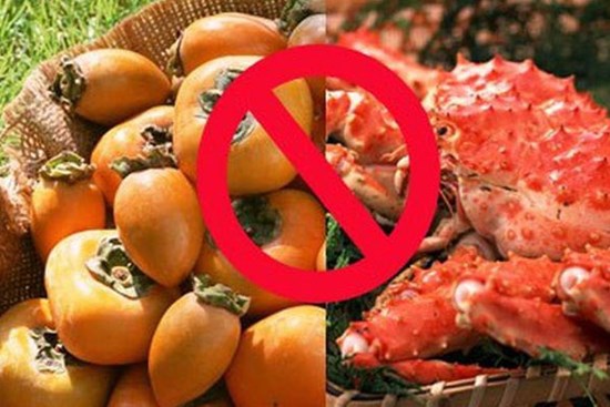 Bé gái 3 tuổi tử vong sau khi ăn hồng, cảnh báo những loại quả không nên ăn cùng nhau