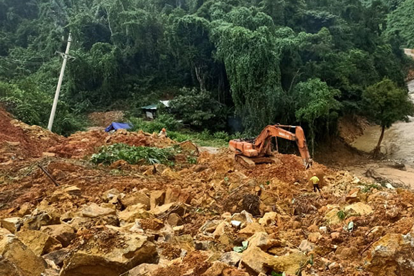 Khẩn cấp cứu nạn ở thủy điện Rào Trăng 3: Những chiếc mũ lẫn trong bùn lầy-3