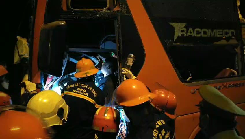 Nóng: Tai nạn trên đường dẫn hầm Hải Vân, 2 người chết, khoảng 20 người bị thương-1