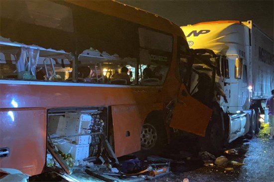 Nóng: Tai nạn trên đường dẫn hầm Hải Vân, 2 người chết, khoảng 20 người bị thương