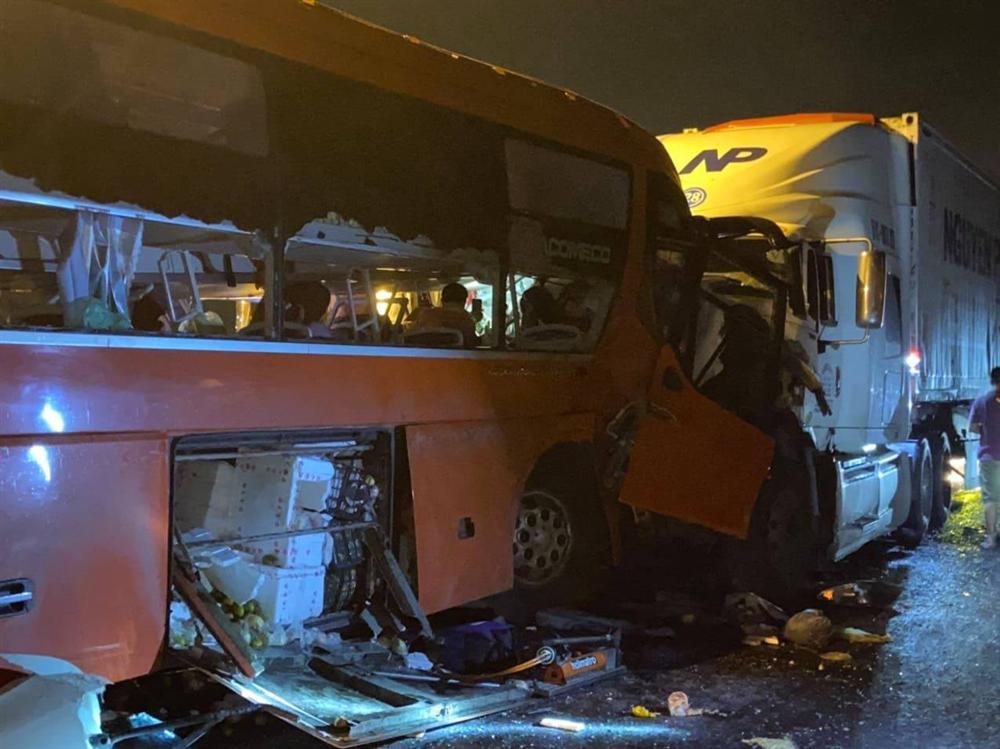 Nóng: Tai nạn trên đường dẫn hầm Hải Vân, 2 người chết, khoảng 20 người bị thương-2