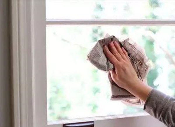 Cửa kính bị bẩn, nhà bếp dính dầu mỡ, tận dụng ngay tờ báo cũ để mọi nơi sạch bong không tì vết-1