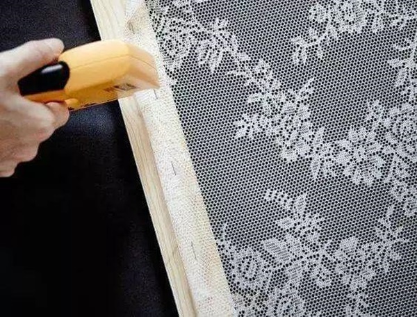 Cửa kính bị bẩn, nhà bếp dính dầu mỡ, tận dụng ngay tờ báo cũ để mọi nơi sạch bong không tì vết-10