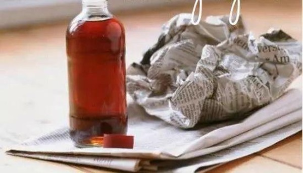 Cửa kính bị bẩn, nhà bếp dính dầu mỡ, tận dụng ngay tờ báo cũ để mọi nơi sạch bong không tì vết-12