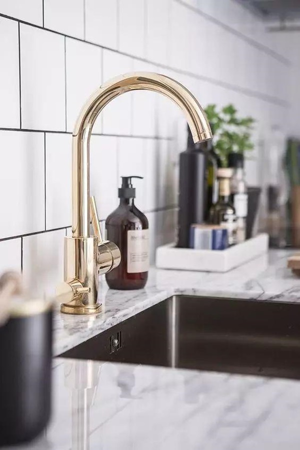 Cửa kính bị bẩn, nhà bếp dính dầu mỡ, tận dụng ngay tờ báo cũ để mọi nơi sạch bong không tì vết-15