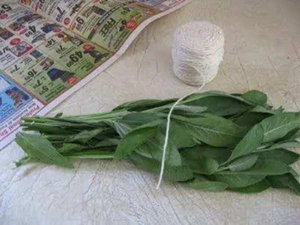 Cửa kính bị bẩn, nhà bếp dính dầu mỡ, tận dụng ngay tờ báo cũ để mọi nơi sạch bong không tì vết-16