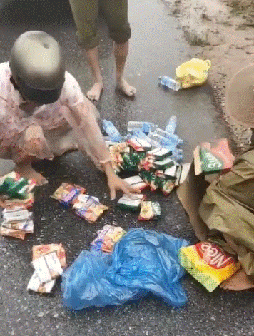 Ấm lòng người dân miền Trung vừa nhận được thùng mì cứu trợ đã bóc ra chia cho 6 hộ gia đình khác-1