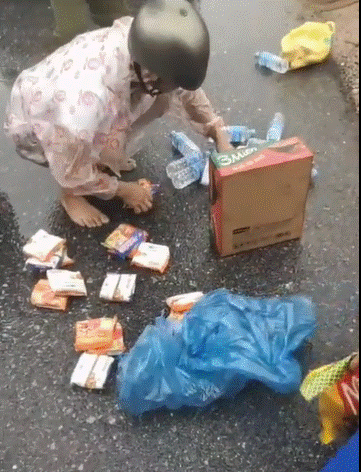 Ấm lòng người dân miền Trung vừa nhận được thùng mì cứu trợ đã bóc ra chia cho 6 hộ gia đình khác-2