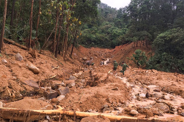 Hành trình thoát chết của nhóm công nhân thủy điện Rào Trăng 3: Cõng nhau tháo chạy khỏi tử thần, chia từng gói mì tôm để chống đói-5