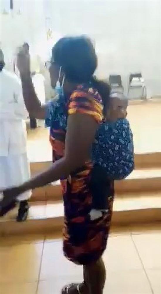 Đám cưới diễn ra linh đình thì người phụ nữ cõng 3 con đến tuyên bố một câu khiến quan khách há hốc, chú rể chỉ biết khoanh tay cúi mặt-1