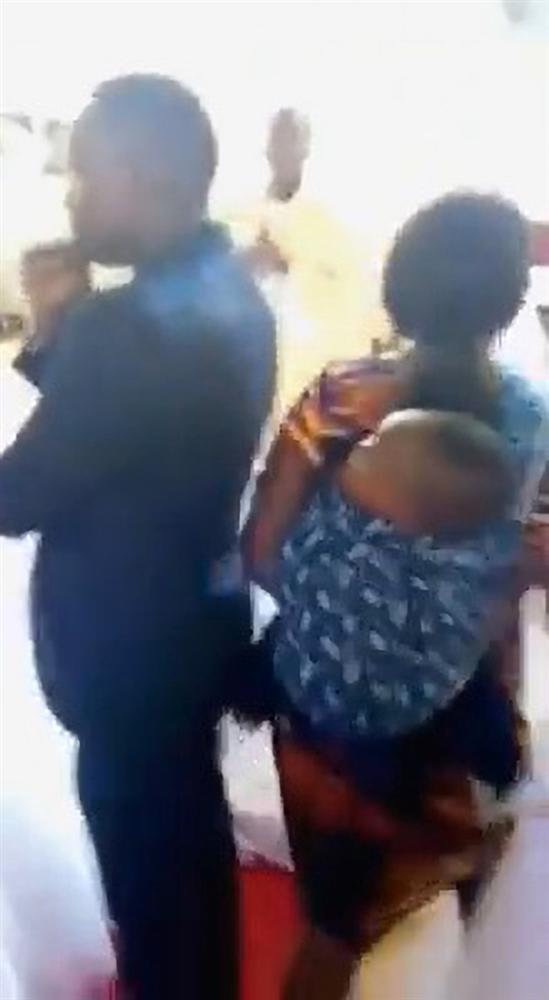 Đám cưới diễn ra linh đình thì người phụ nữ cõng 3 con đến tuyên bố một câu khiến quan khách há hốc, chú rể chỉ biết khoanh tay cúi mặt-2