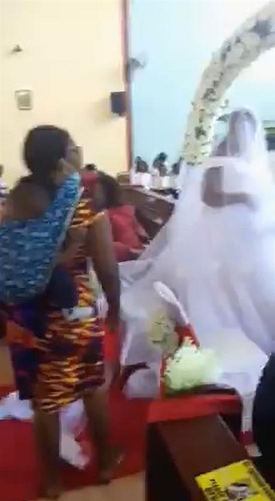 Đám cưới diễn ra linh đình thì người phụ nữ cõng 3 con đến tuyên bố một câu khiến quan khách há hốc, chú rể chỉ biết khoanh tay cúi mặt-3