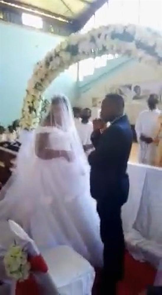 Đám cưới diễn ra linh đình thì người phụ nữ cõng 3 con đến tuyên bố một câu khiến quan khách há hốc, chú rể chỉ biết khoanh tay cúi mặt-4