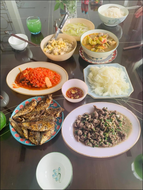 Nhớ Hà Nội, Vân Hugo tự làm bún chả đãi bạn trai, lần đầu ra tay nhưng thành quả ngon không kém nhà hàng-7