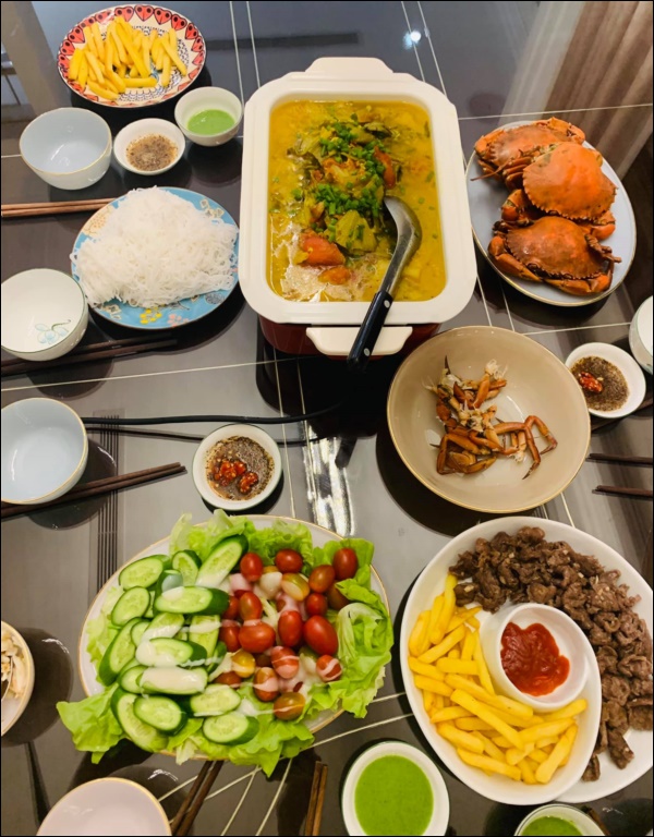 Nhớ Hà Nội, Vân Hugo tự làm bún chả đãi bạn trai, lần đầu ra tay nhưng thành quả ngon không kém nhà hàng-6