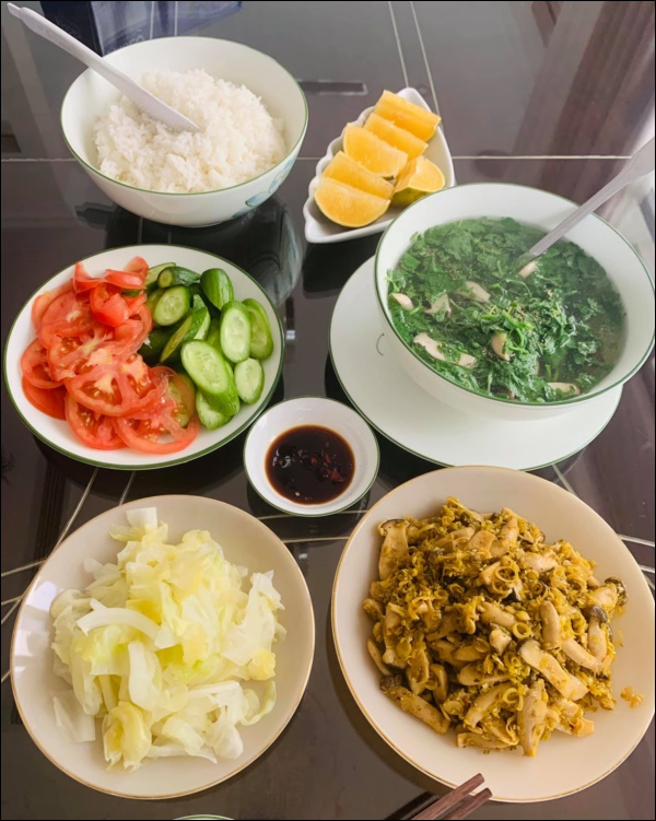 Nhớ Hà Nội, Vân Hugo tự làm bún chả đãi bạn trai, lần đầu ra tay nhưng thành quả ngon không kém nhà hàng-4