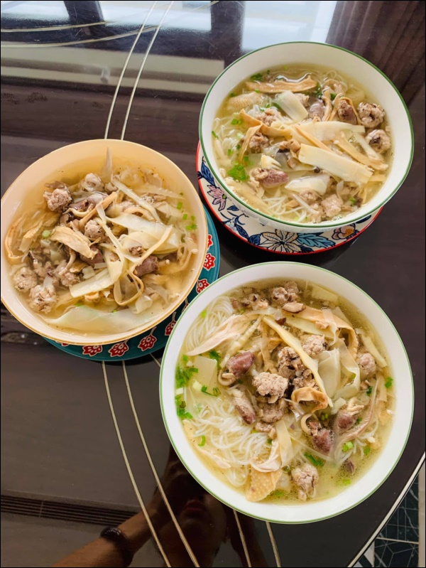 Nhớ Hà Nội, Vân Hugo tự làm bún chả đãi bạn trai, lần đầu ra tay nhưng thành quả ngon không kém nhà hàng-3