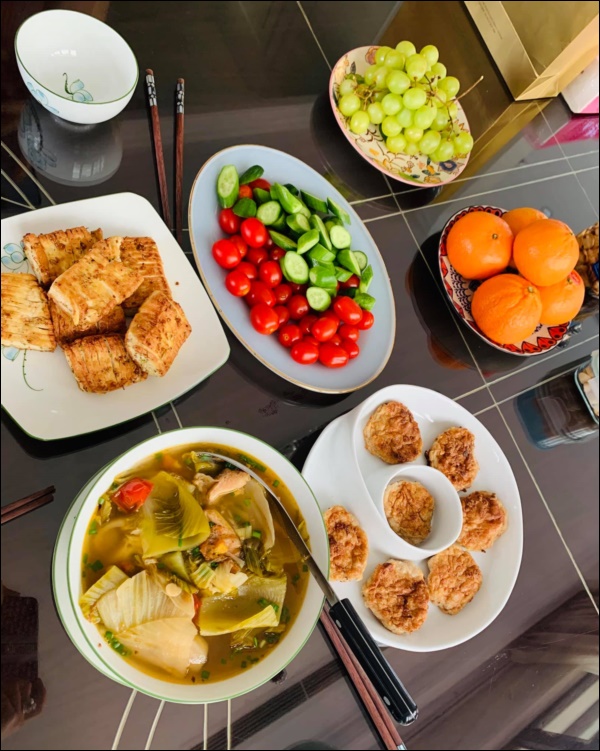 Nhớ Hà Nội, Vân Hugo tự làm bún chả đãi bạn trai, lần đầu ra tay nhưng thành quả ngon không kém nhà hàng-5