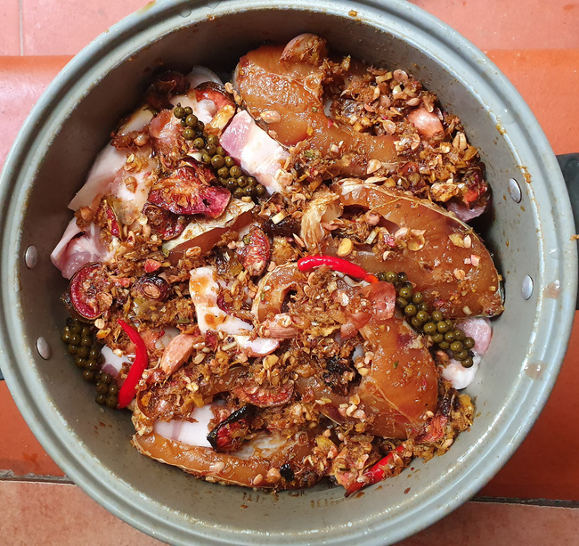 Mẹ 8x chỉ cách kho cá vừa nhàn vừa ngon bằng nồi cơm điện, hội chị em lười ai cũng có thể học theo dễ dàng-1