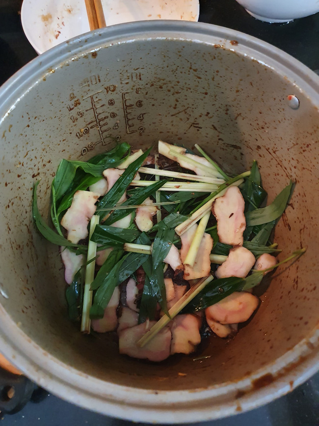 Mẹ 8x chỉ cách kho cá vừa nhàn vừa ngon bằng nồi cơm điện, hội chị em lười ai cũng có thể học theo dễ dàng-2