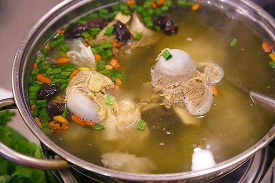 Hầm xương, 3 thao tác nhiều người hay làm sai khiến nước dùng đục, lại kém thơm